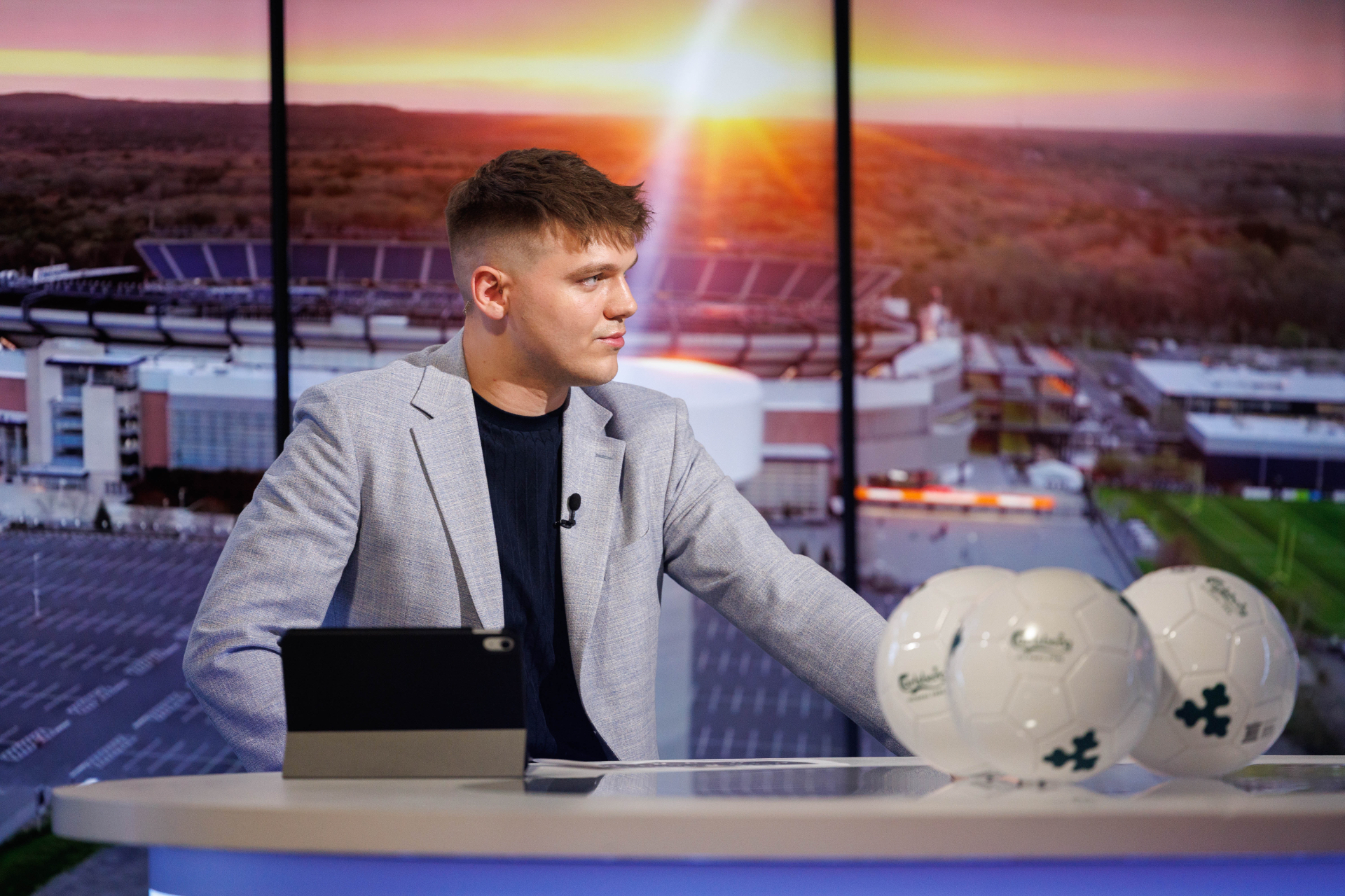 Kermo Nava jalgpalliväljakul MM26 stuudiojuhi ja kommentaatorina